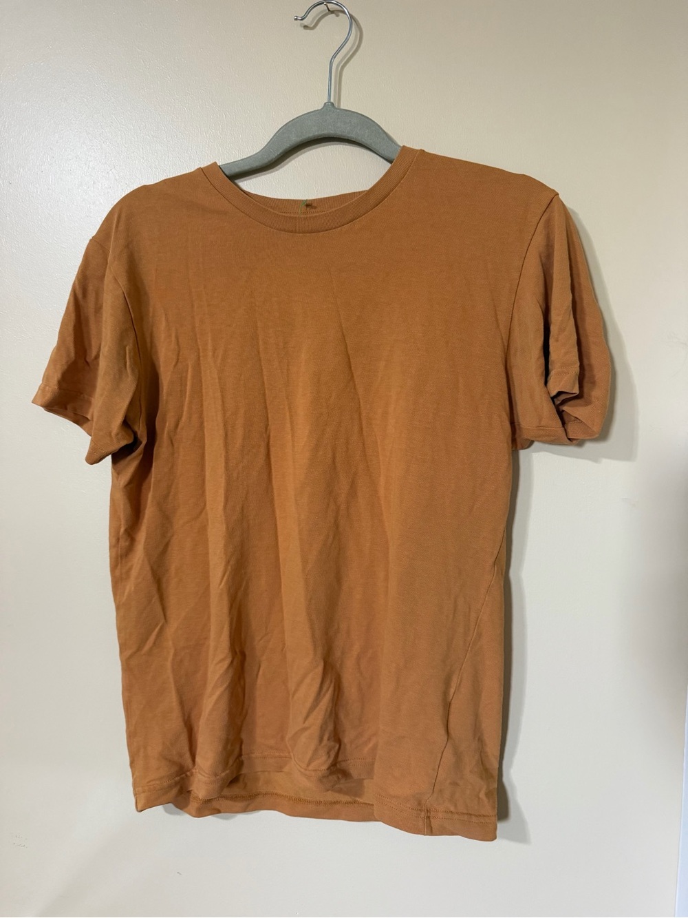 Uniqlo Men's Short Sleeve Crew Tee in Rust Brown